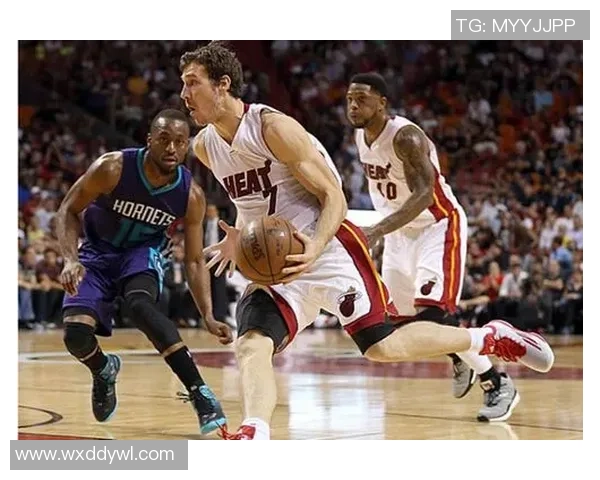 开拓者与夏洛特黄蜂的激烈对决展现篮球魅力与团队精神的巅峰较量 开拓者与夏洛特黄蜂的激烈对决展现篮球魅力与团队精神的巅峰较量